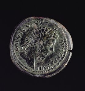 Sestertius (anverso) cunhado por Marco Aurélio (161 AD-180 dC) com a cabeça de Marco Aurélio (121-180) (para ver em verso 119154)